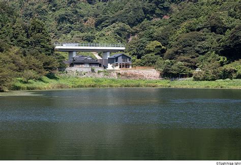 貯水池 近く 家|貯水池を臨む家 